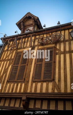 Ein großes kunstvolles Schild aus Metall und alten Fahrrädern mit der Aufschrift „Tattoo“ hoch oben in einem traditionellen mittelalterlichen Haus in Troyes, Aube, Frankreich. Stockfoto