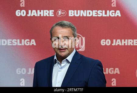 Berlin, Deutschland. September 2023. Klaus Allofs (r), Vorstandsmitglied bei Fortuna Düsseldorf, trifft bei der Abendveranstaltung zum 60-jährigen Bestehen der Bundesliga ein. Danksagung: Soeren Stache/dpa – WICHTIGER HINWEIS: gemäß den Anforderungen der DFL Deutsche Fußball Liga und des DFB Deutscher Fußball-Bund ist es untersagt, im Stadion und/oder im Spiel aufgenommene Fotografien in Form von Sequenzbildern und/oder videoähnlichen Fotoserien zu nutzen oder nutzen zu lassen./dpa/Alamy Live News Stockfoto