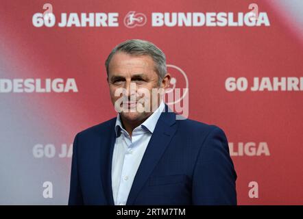 Berlin, Deutschland. September 2023. Klaus Allofs (r), Vorstandsmitglied bei Fortuna Düsseldorf, trifft bei der Abendveranstaltung zum 60-jährigen Bestehen der Bundesliga ein. Danksagung: Soeren Stache/dpa – WICHTIGER HINWEIS: gemäß den Anforderungen der DFL Deutsche Fußball Liga und des DFB Deutscher Fußball-Bund ist es untersagt, im Stadion und/oder im Spiel aufgenommene Fotografien in Form von Sequenzbildern und/oder videoähnlichen Fotoserien zu nutzen oder nutzen zu lassen./dpa/Alamy Live News Stockfoto