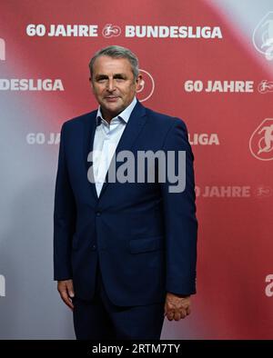 Berlin, Deutschland. September 2023. Klaus Allofs (r), Vorstandsmitglied bei Fortuna Düsseldorf, trifft bei der Abendveranstaltung zum 60-jährigen Bestehen der Bundesliga ein. Danksagung: Soeren Stache/dpa – WICHTIGER HINWEIS: gemäß den Anforderungen der DFL Deutsche Fußball Liga und des DFB Deutscher Fußball-Bund ist es untersagt, im Stadion und/oder im Spiel aufgenommene Fotografien in Form von Sequenzbildern und/oder videoähnlichen Fotoserien zu nutzen oder nutzen zu lassen./dpa/Alamy Live News Stockfoto