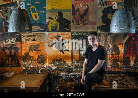 Berlin, Deutschland. September 2023. Schauspieler Rafael Gareisen sitzt im Café Cinema in den Hackeschen Höfen bei einem Besuch in seinem ehemaligen Haus in Berlin. Derzeit lebt er in Wien. Er spielt in den beiden neuen irischen Thrillern, die am 12. Und 19. Oktober um 20:15 Uhr auf Ersten zu sehen sind. Quelle: Jens Kalaene/dpa/Alamy Live News Stockfoto