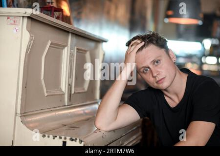 Berlin, Deutschland. September 2023. Schauspieler Rafael Gareisen sitzt im Café Cinema in den Hackeschen Höfen bei einem Besuch in seinem ehemaligen Haus in Berlin. Derzeit lebt er in Wien. Er spielt in den beiden neuen irischen Thrillern, die am 12. Und 19. Oktober um 20:15 Uhr auf Ersten zu sehen sind. Quelle: Jens Kalaene/dpa/Alamy Live News Stockfoto