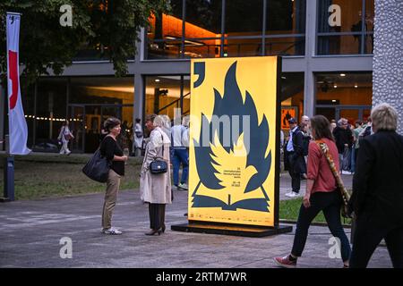 Berlin, Deutschland. September 2023. Das Poster des 23. Internationalen Literaturfestivals Berlin steht vor dem Haus der Berliner Festspiele. Quelle: Jens Kalaene/dpa/Alamy Live News Stockfoto