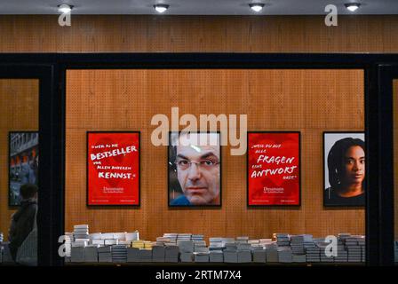 Berlin, Deutschland. September 2023. Bücher und Plakate beim 23. Internationalen Literaturfestival Berlin im Haus der Berliner Festspiele. Quelle: Jens Kalaene/dpa/Alamy Live News Stockfoto