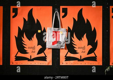 Berlin, Deutschland. September 2023. Plakate und eine Tasche vom 23. Internationalen Literaturfestival Berlin hängen im Haus der Berliner Festspiele. Quelle: Jens Kalaene/dpa/Alamy Live News Stockfoto