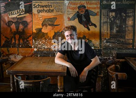 Berlin, Deutschland. September 2023. Schauspieler Rafael Gareisen sitzt im Café Cinema in den Hackeschen Höfen bei einem Besuch in seinem ehemaligen Haus in Berlin. Derzeit lebt er in Wien. Er spielt in den beiden neuen irischen Thrillern, die am 12. Und 19. Oktober um 20:15 Uhr auf Ersten zu sehen sind. Quelle: Jens Kalaene/dpa/Alamy Live News Stockfoto