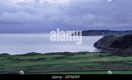 Blick am frühen Abend von Penally nach Caldey Island, Pembrokeshire, West Wales Stockfoto