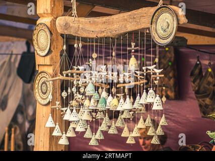 Niedliche traditionelle Keramikglocken auf einer Volksmesse oder einem Markt in Vilnius, Litauen, Europa Stockfoto