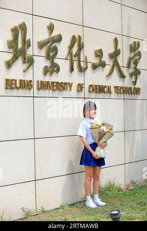 LUANNAN COUNTY, China - 24. Juni 2021: 'Beijing University of Technology' an der Wand, Menschen nahmen ein Souvenir am Tor der Pekinger Universität des tec Stockfoto