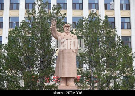 LUANNAN COUNTY, China - 24. Juni 2021: Mao Zedong Skulptur auf dem Campus der Pekinger Universität für Wissenschaft und Technologie, Nordchina Stockfoto