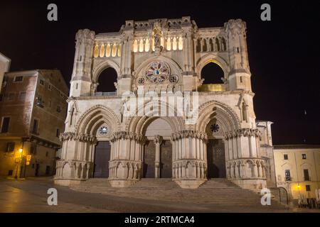 Kathedrale von Cuenca bei Nacht Stockfoto