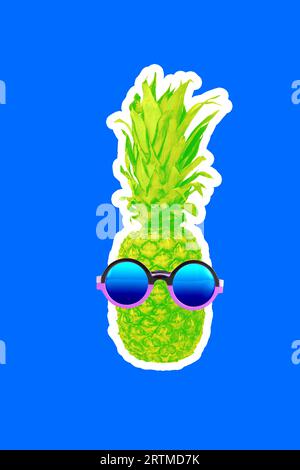 Topf. Collage zeitgenössischer Kunst. Moderne, kreative Kunstwerke. Ananas in Sonnenbrillen isoliert auf lebhaft blauem Hintergrund. Sommerstimmung. Stockfoto