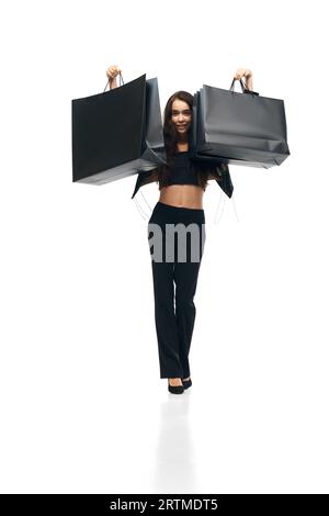 Lange Seitenansicht Foto der schönen brünetten Dame, die Mode im offiziellen Anzug trägt Schuhe isoliert auf weißem Studiofarbhintergrund Stockfoto
