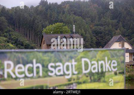 Rech, Deutschland. September 2023. Auf dem Dach des Gemeindezentrums in Rech an der Ahr wurde eine elektronische Sirene installiert. Am heutigen bundesweiten Warntag löst das Bundesamt für Katastrophenschutz und Katastrophenhilfe (BBK) eine Warnung aus. An vielen Stellen werden dann auch um 11,00 die Sirenen schrillen. Quelle: Thomas Banneyer/dpa/Alamy Live News Stockfoto