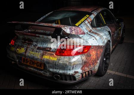 Nachtshooting mit einem Porsche 911 GT2 mit einer speziellen, rostigen „Rat Car“-Umhüllung. Stockfoto