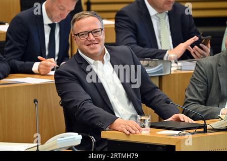 Erfurt, Deutschland. September 2023. Der Fraktionsvorsitzende Mario Voigt (CDU) sitzt im Plenarsaal des Thüringer landtags. An diesem Tag wollen die Abgeordneten den Haushalt für 2024 in erster Lesung erörtern. Die Opposition will auch eine Steuersenkung gegen die rot-rot-grüne Minderheitenkoalition durchsetzen. Quelle: Martin Schutt/dpa/Alamy Live News Stockfoto