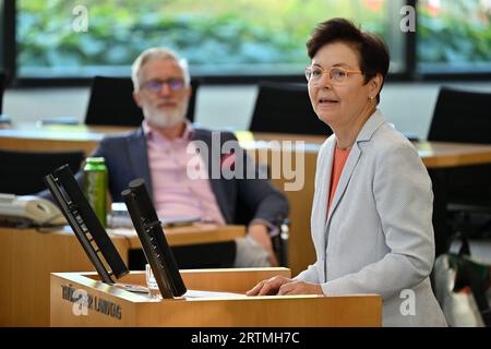 Erfurt, Deutschland. September 2023. Heike Taubert (SPD), Thüringer Finanzministerin, spricht im Plenarsaal des Thüringer landtags. An diesem Tag wollen die Abgeordneten den Haushalt für 2024 in erster Lesung erörtern. Die Opposition will auch eine Steuersenkung gegen die rot-rot-grüne Minderheitenkoalition durchsetzen. Quelle: Martin Schutt/dpa/Alamy Live News Stockfoto