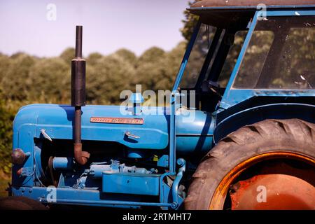 Alter blauer Traktor im Feld. Burgund. Frankreich. Stockfoto