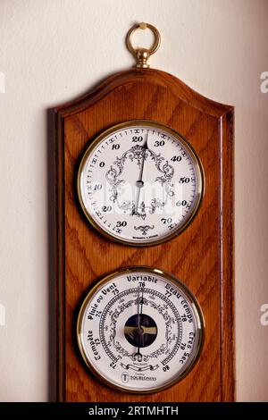 Antikes Barometer zeigt auf fair und zeigt Wetterwechsel an. Burgund. Frankreich. Stockfoto