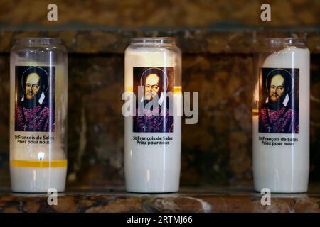 Basilika Saint Francois de Sales. Saint Francis de Sales. Kirchenkerze. Thonon. Frankreich. Stockfoto