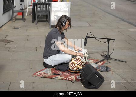 Busker spielt das Bongo-Schlagzeug auf der Straße in Stratford upon Avon, England Stockfoto