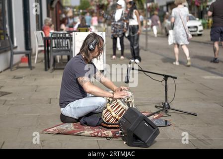 Busker spielt das Bongo-Schlagzeug auf der Straße in Stratford upon Avon, England Stockfoto