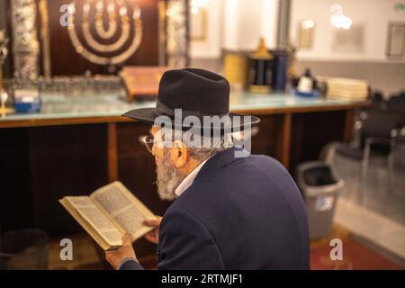 Shiva betrauert in der Synagoge Centre communautaire Rachi, Saint-Mand, Frankreich Stockfoto