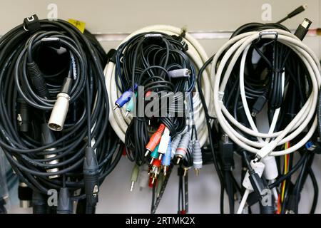 Abstrakter Hintergrund der Kommunikationskabel. Kabel und Anschlüsse für Computer-Audio-Video. Saint-Gervais Mont-Blanc. Frankreich. Stockfoto