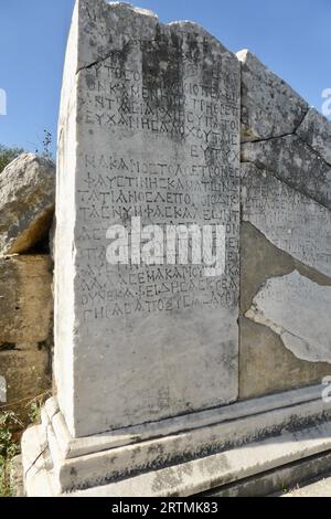 Griechischer Text auf einer Marmorplatte in Ruinen des antiken Milet. Didim, Aydın, Türkiye. Stockfoto