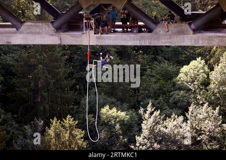 Bungee springt von der Mont-Blanc-Brücke. Saint Gervais Mont-Blanc. Frankreich. Stockfoto