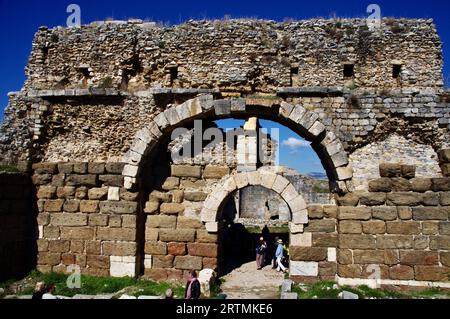 Steinbogen in den Ruinen des antiken Milet. Didim, Aydın, Türkiye Stockfoto