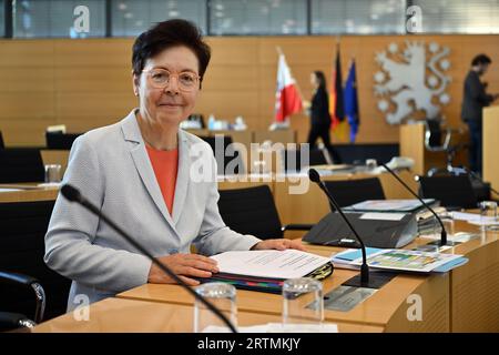 Erfurt, Deutschland. September 2023. Die Thüringer Finanzministerin Heike Taubert (SPD) sitzt im Plenum des Thüringer landtags. An diesem Tag wollen die Abgeordneten den Haushalt für 2024 in erster Lesung erörtern. Die Opposition will auch eine Steuersenkung gegen die rot-rot-grüne Minderheitenkoalition durchsetzen. Quelle: Martin Schutt/dpa/Alamy Live News Stockfoto