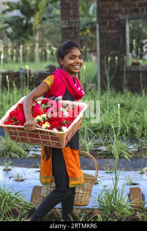 Gärtner mit Blumenkörben im Goverdan Ecovillage, Maharashtra, Indien Stockfoto