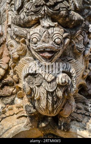 Statuette des Dämons vor dem Tempel in Inwa (Ava). Stockfoto