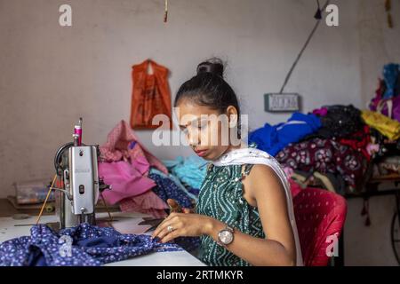 Schneiderin bei der Arbeit in einem Dorf im Bezirk Narmada, Gujarat, Indien Stockfoto