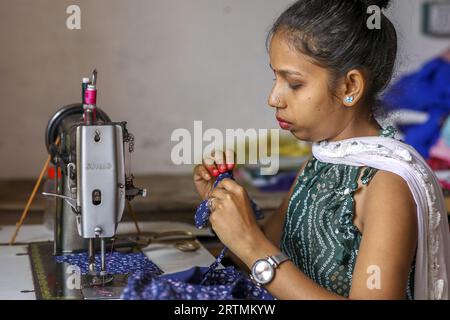 Schneiderin bei der Arbeit in einem Dorf im Bezirk Narmada, Gujarat, Indien Stockfoto