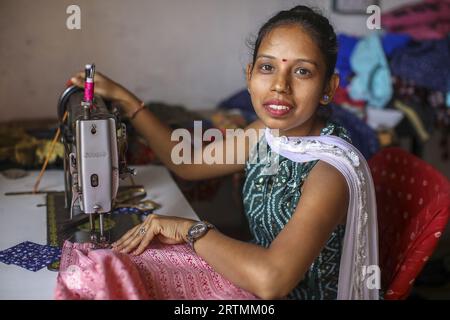 Schneiderin bei der Arbeit in einem Dorf im Bezirk Narmada, Gujarat, Indien Stockfoto