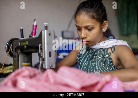 Schneiderin bei der Arbeit in einem Dorf im Bezirk Narmada, Gujarat, Indien Stockfoto