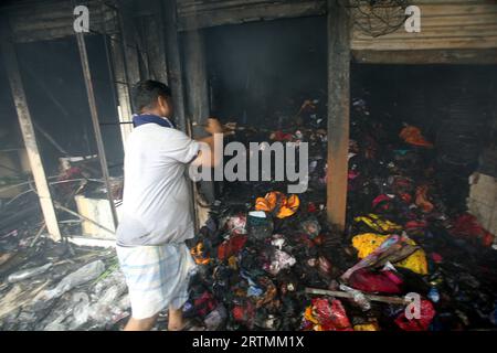 Dhaka, Bangladesch. September 2023. Der Mohammadpur Krishi-Markt, der Brand brach aus, beherbergte etwa 350 kleine, mittlere und große Geschäfte. Ein Großteil dieses Raums wurde aufgrund der Intensität der Flammen zu Asche reduziert. Am 14. September 2023 In Dhaka, Bangladesch. Foto: Habibur Rahman/ABACAPRESS.COM Abaca Press/Alamy Live News Stockfoto