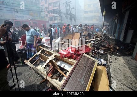 Dhaka, Bangladesch. September 2023. Der Mohammadpur Krishi-Markt, der Brand brach aus, beherbergte etwa 350 kleine, mittlere und große Geschäfte. Ein Großteil dieses Raums wurde aufgrund der Intensität der Flammen zu Asche reduziert. Am 14. September 2023 In Dhaka, Bangladesch. Foto: Habibur Rahman/ABACAPRESS.COM Abaca Press/Alamy Live News Stockfoto