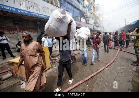 Dhaka, Bangladesch. September 2023. Der Mohammadpur Krishi-Markt, der Brand brach aus, beherbergte etwa 350 kleine, mittlere und große Geschäfte. Ein Großteil dieses Raums wurde aufgrund der Intensität der Flammen zu Asche reduziert. Am 14. September 2023 In Dhaka, Bangladesch. Foto: Habibur Rahman/ABACAPRESS.COM Abaca Press/Alamy Live News Stockfoto