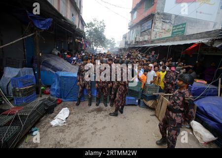 Dhaka, Bangladesch. September 2023. Der Mohammadpur Krishi-Markt, der Brand brach aus, beherbergte etwa 350 kleine, mittlere und große Geschäfte. Ein Großteil dieses Raums wurde aufgrund der Intensität der Flammen zu Asche reduziert. Am 14. September 2023 In Dhaka, Bangladesch. Foto: Habibur Rahman/ABACAPRESS.COM Abaca Press/Alamy Live News Stockfoto