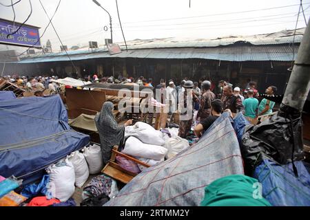 Dhaka, Bangladesch. September 2023. Der Mohammadpur Krishi-Markt, der Brand brach aus, beherbergte etwa 350 kleine, mittlere und große Geschäfte. Ein Großteil dieses Raums wurde aufgrund der Intensität der Flammen zu Asche reduziert. Am 14. September 2023 In Dhaka, Bangladesch. Foto: Habibur Rahman/ABACAPRESS.COM Abaca Press/Alamy Live News Stockfoto