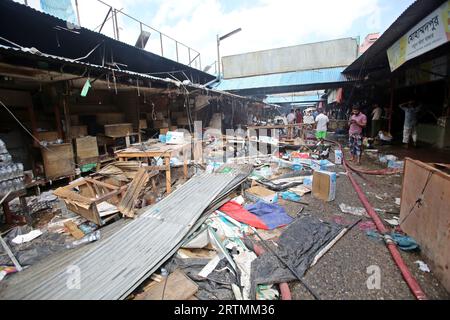 Dhaka, Bangladesch. September 2023. Der Mohammadpur Krishi-Markt, der Brand brach aus, beherbergte etwa 350 kleine, mittlere und große Geschäfte. Ein Großteil dieses Raums wurde aufgrund der Intensität der Flammen zu Asche reduziert. Am 14. September 2023 In Dhaka, Bangladesch. Foto: Habibur Rahman/ABACAPRESS.COM Abaca Press/Alamy Live News Stockfoto