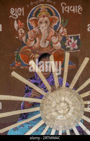 Adivasi-Frau, die Körbe in einem Dorf im Bezirk Narmada, Gujarat, Indien, herstellt Stockfoto