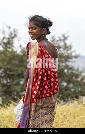 Rückansicht einer lächelnden Frau, die einen Sari in Daulatabad Fort, Maharashtra, Indien trägt Stockfoto
