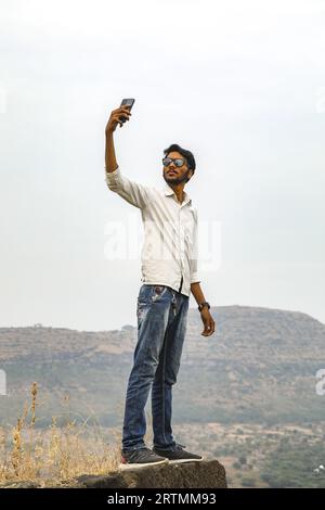 Junger Mann, der ein Selfie in Daulatabad Fort, Maharashtra, Indien, macht Stockfoto