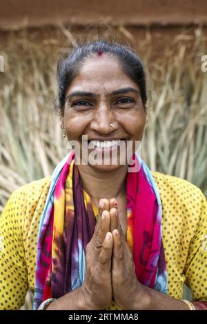 Lächelnde Adivasi-Frau in Dediapada, Gujarat, Indien Stockfoto