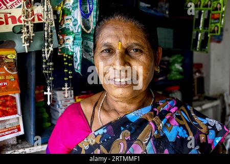 Christian Adivasi Ladenbesitzer in Dediapada, Gujarat, Indien Stockfoto