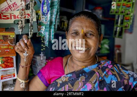 Christian Adivasi Ladenbesitzer in Dediapada, Gujarat, Indien Stockfoto